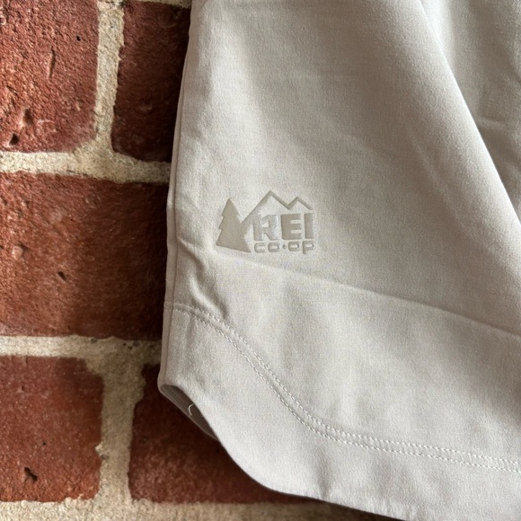 NWOT REI Active Pursuit Shorts Light Grey - Picture 2 of 6